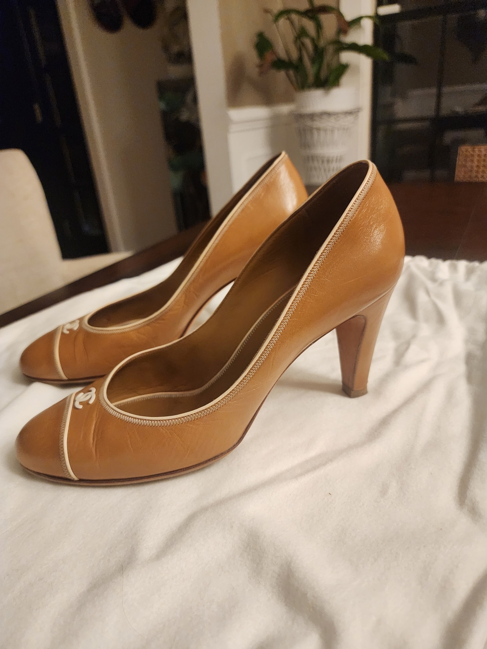 Chanel Vintage Camel Leather Cap Toe Pumps White Piping CC Logo - Picture 5 of 5